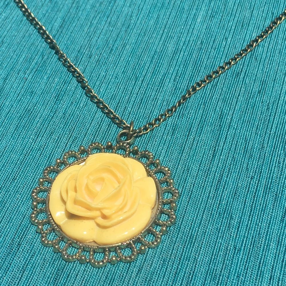 (T2) Vintage Style Flower Necklace
